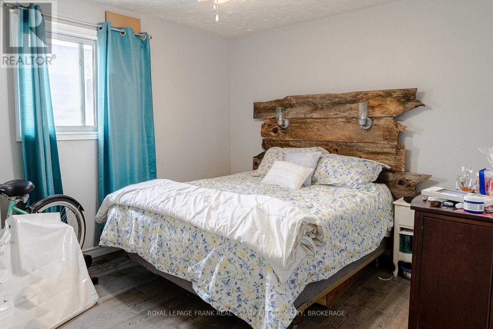 












746 CHEMONG ROAD

,
Peterborough North (South),




Ontario
K9H5Y9

