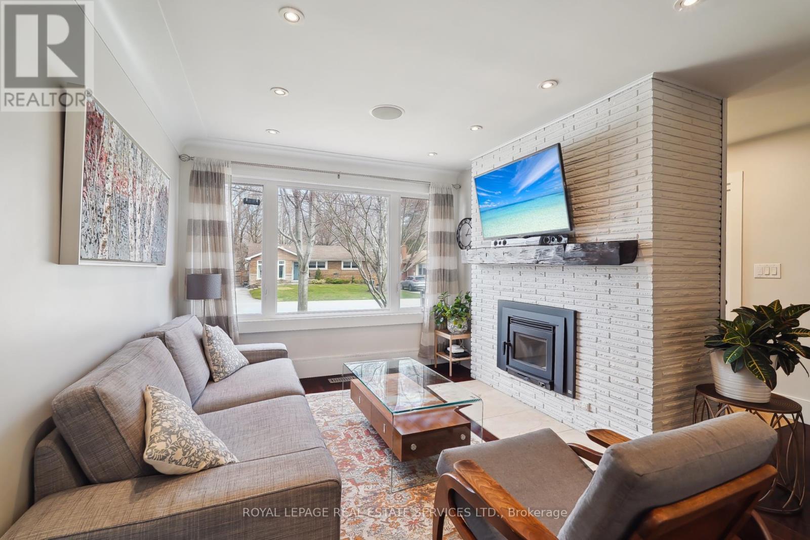 












856 TEAL DRIVE

,
Burlington,




Ontario
L7T2Y7

