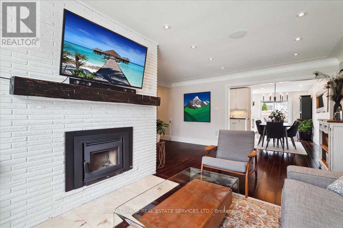 












856 TEAL DRIVE

,
Burlington,




Ontario
L7T2Y7

