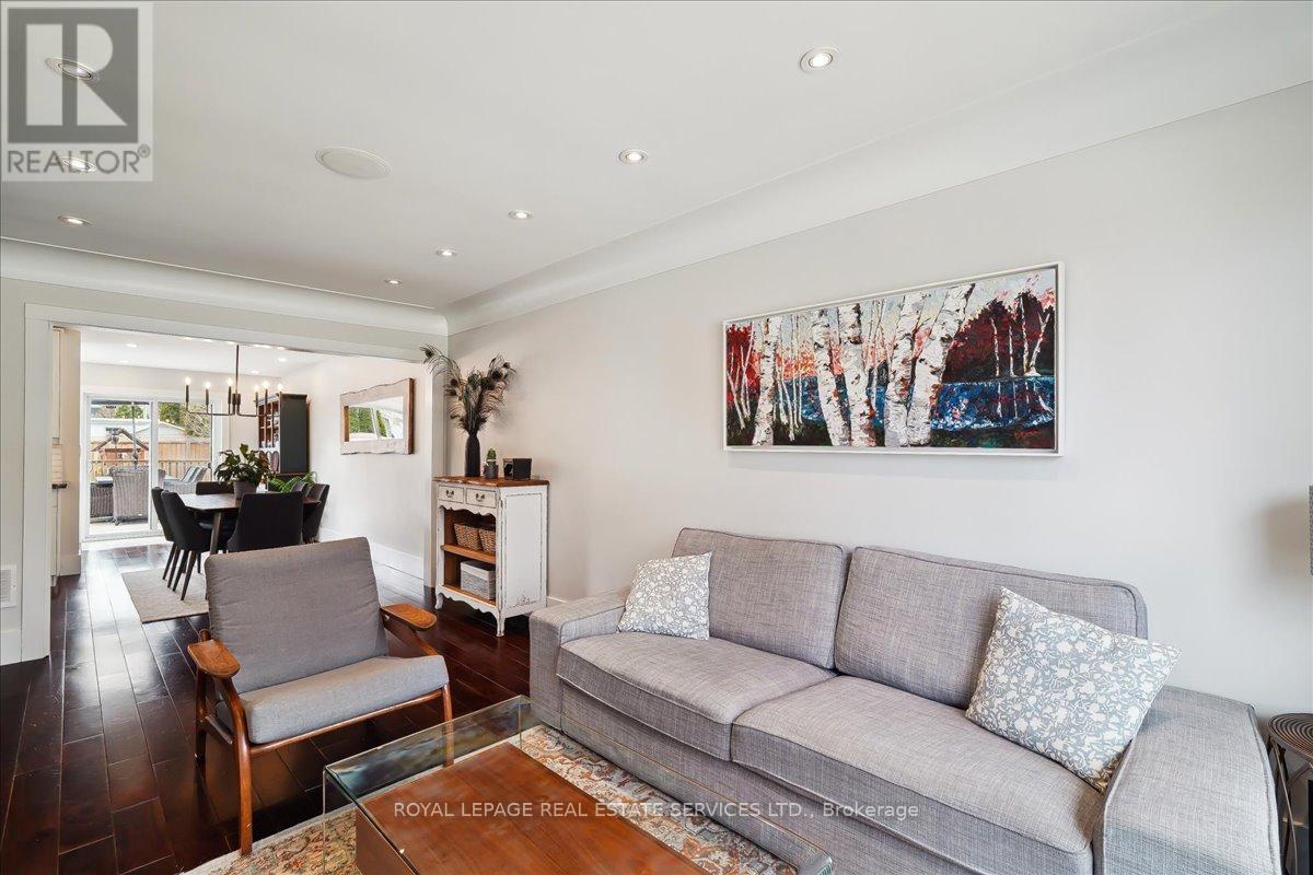 












856 TEAL DRIVE

,
Burlington,




Ontario
L7T2Y7

