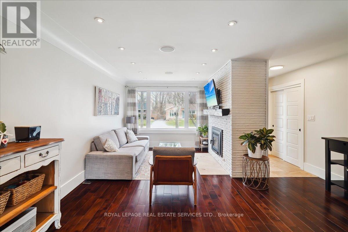 












856 TEAL DRIVE

,
Burlington,




Ontario
L7T2Y7

