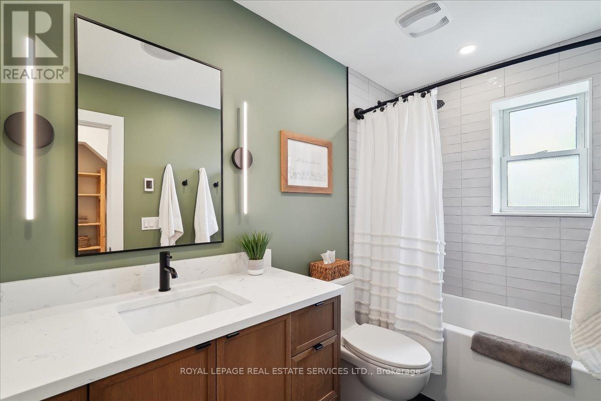 












856 TEAL DRIVE

,
Burlington,




Ontario
L7T2Y7

