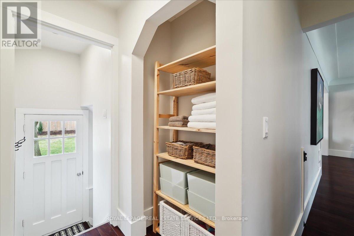 












856 TEAL DRIVE

,
Burlington,




Ontario
L7T2Y7

