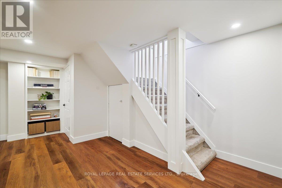 












856 TEAL DRIVE

,
Burlington,




Ontario
L7T2Y7

