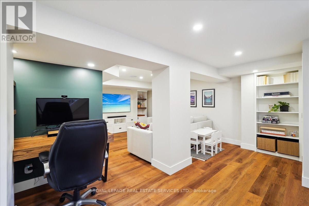 












856 TEAL DRIVE

,
Burlington,




Ontario
L7T2Y7

