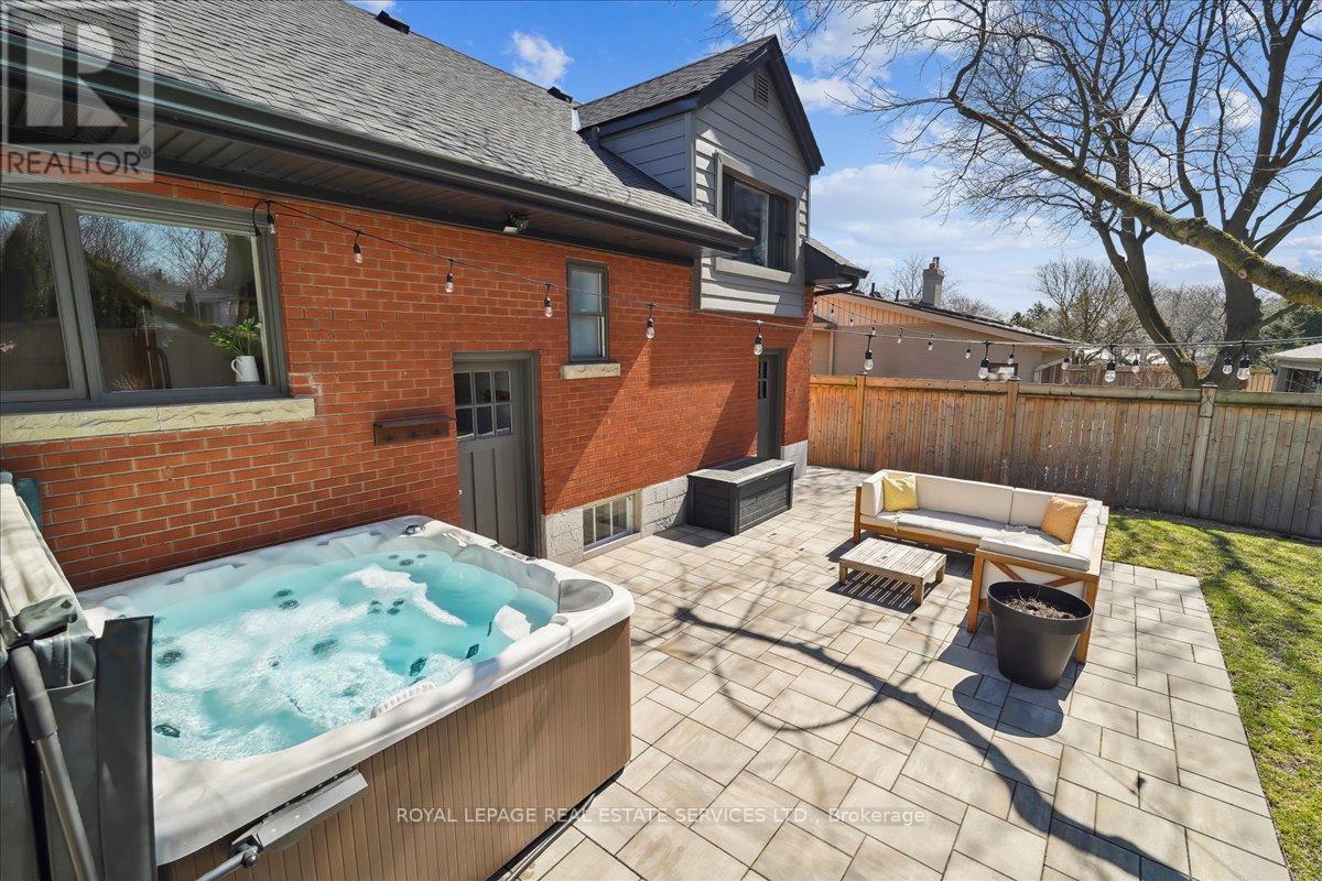 












856 TEAL DRIVE

,
Burlington,




Ontario
L7T2Y7

