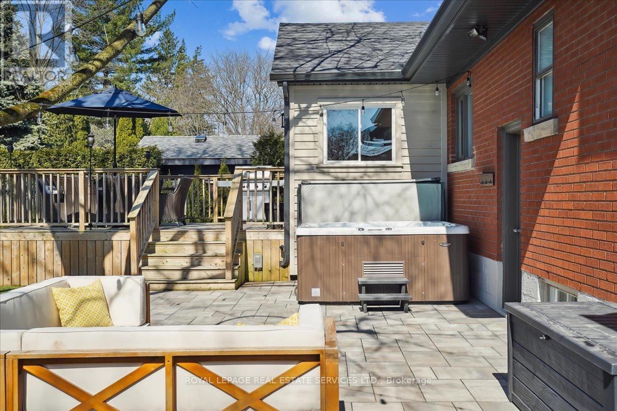 












856 TEAL DRIVE

,
Burlington,




Ontario
L7T2Y7

