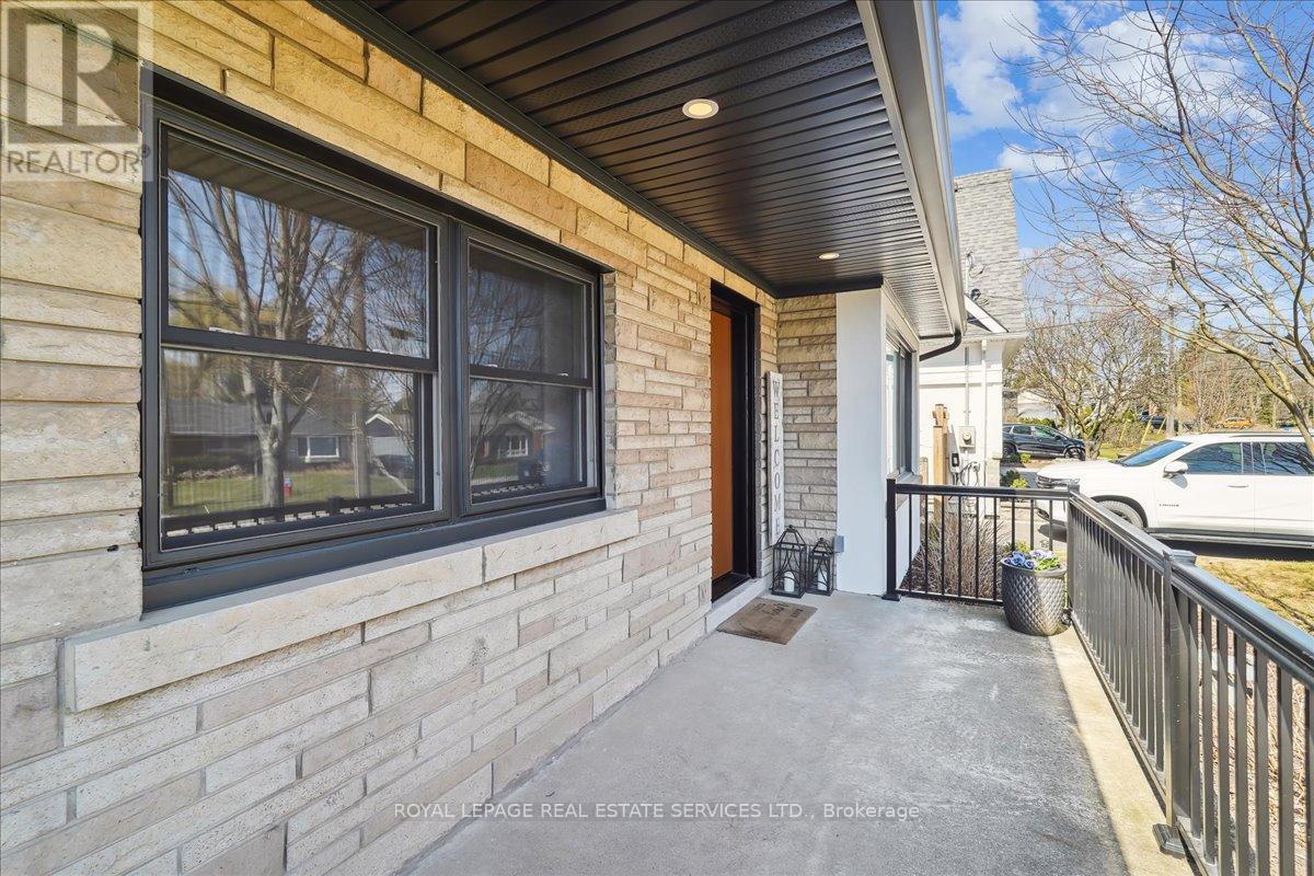 












856 TEAL DRIVE

,
Burlington,




Ontario
L7T2Y7

