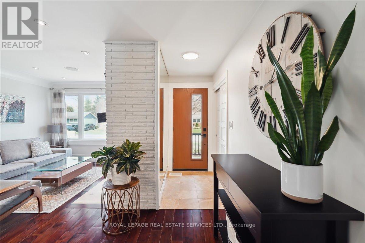 












856 TEAL DRIVE

,
Burlington,




Ontario
L7T2Y7

