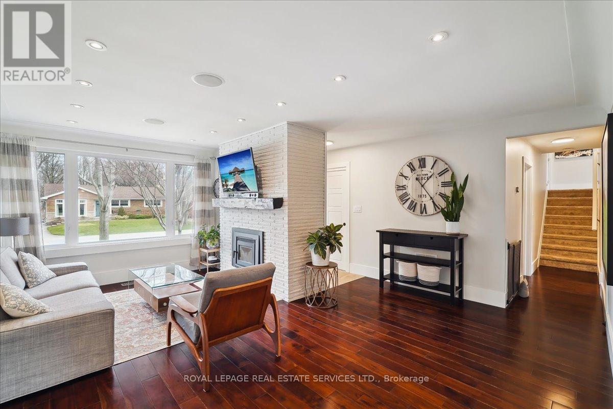 












856 TEAL DRIVE

,
Burlington,




Ontario
L7T2Y7

