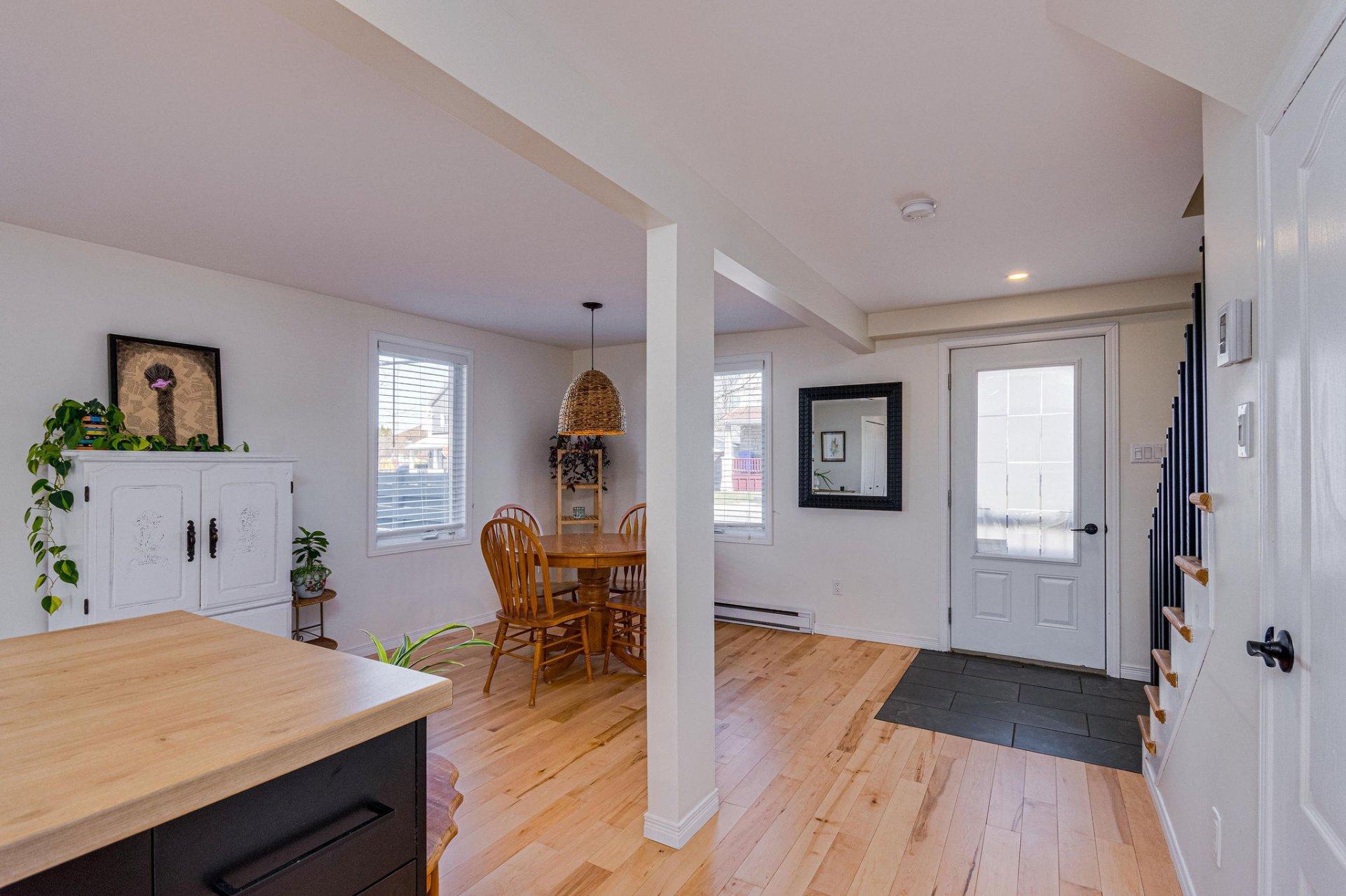 









198


Rue Church

,
Gatineau (Buckingham),




QC
J8L1P8

