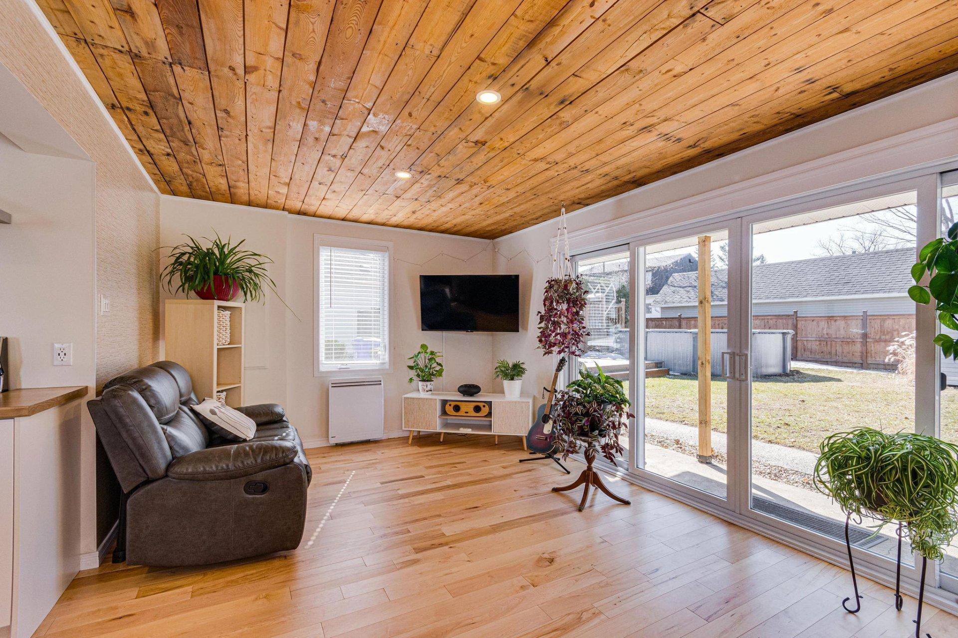 









198


Rue Church

,
Gatineau (Buckingham),




QC
J8L1P8

