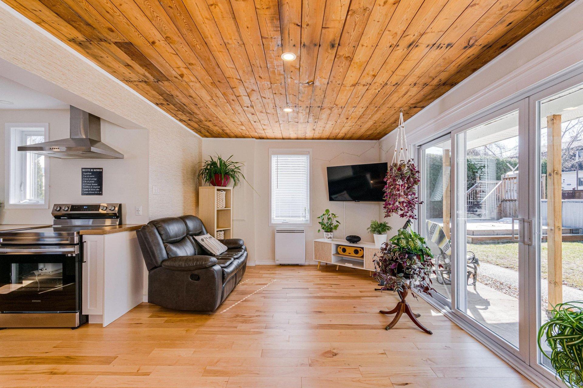 









198


Rue Church

,
Gatineau (Buckingham),




QC
J8L1P8

