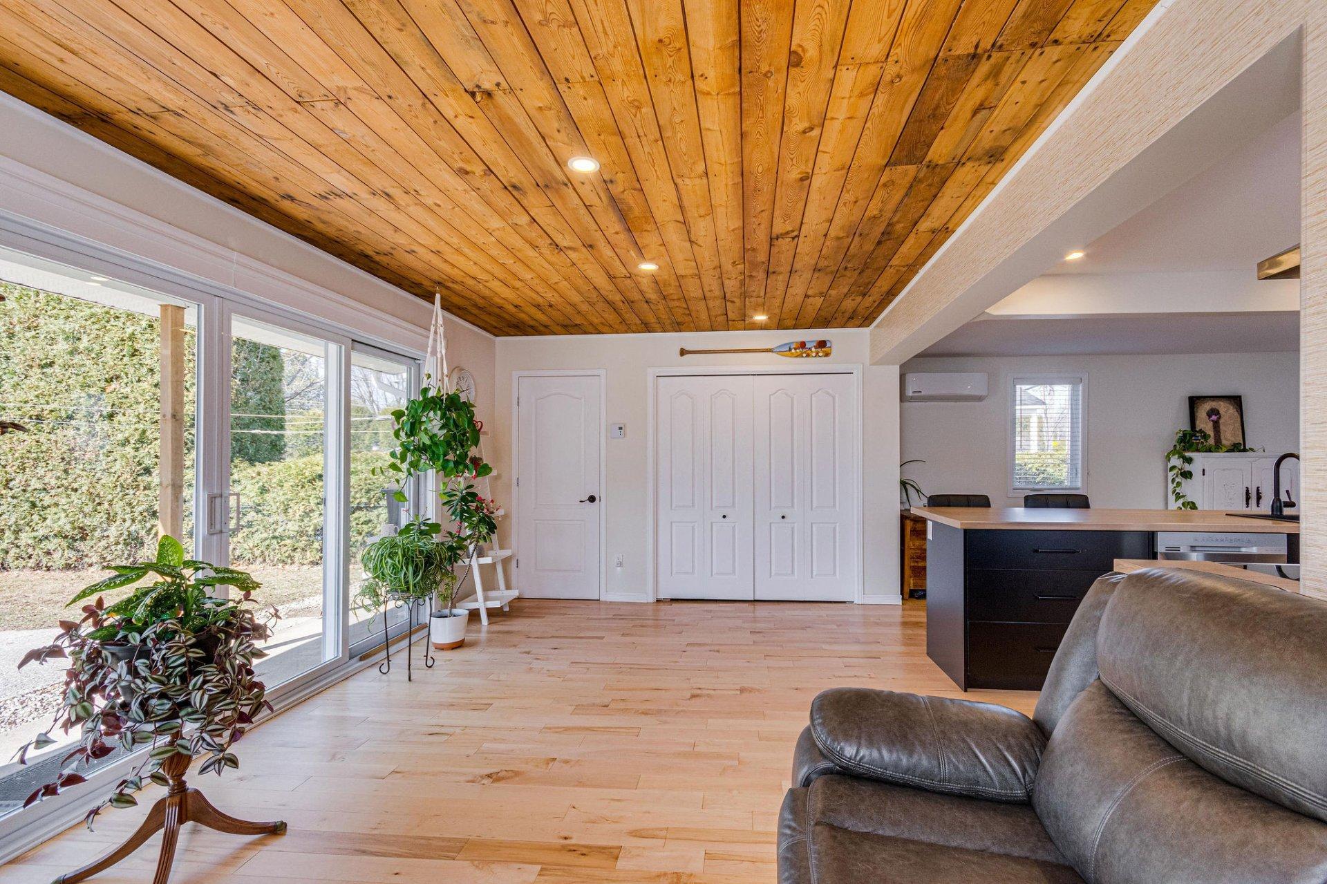









198


Rue Church

,
Gatineau (Buckingham),




QC
J8L1P8

