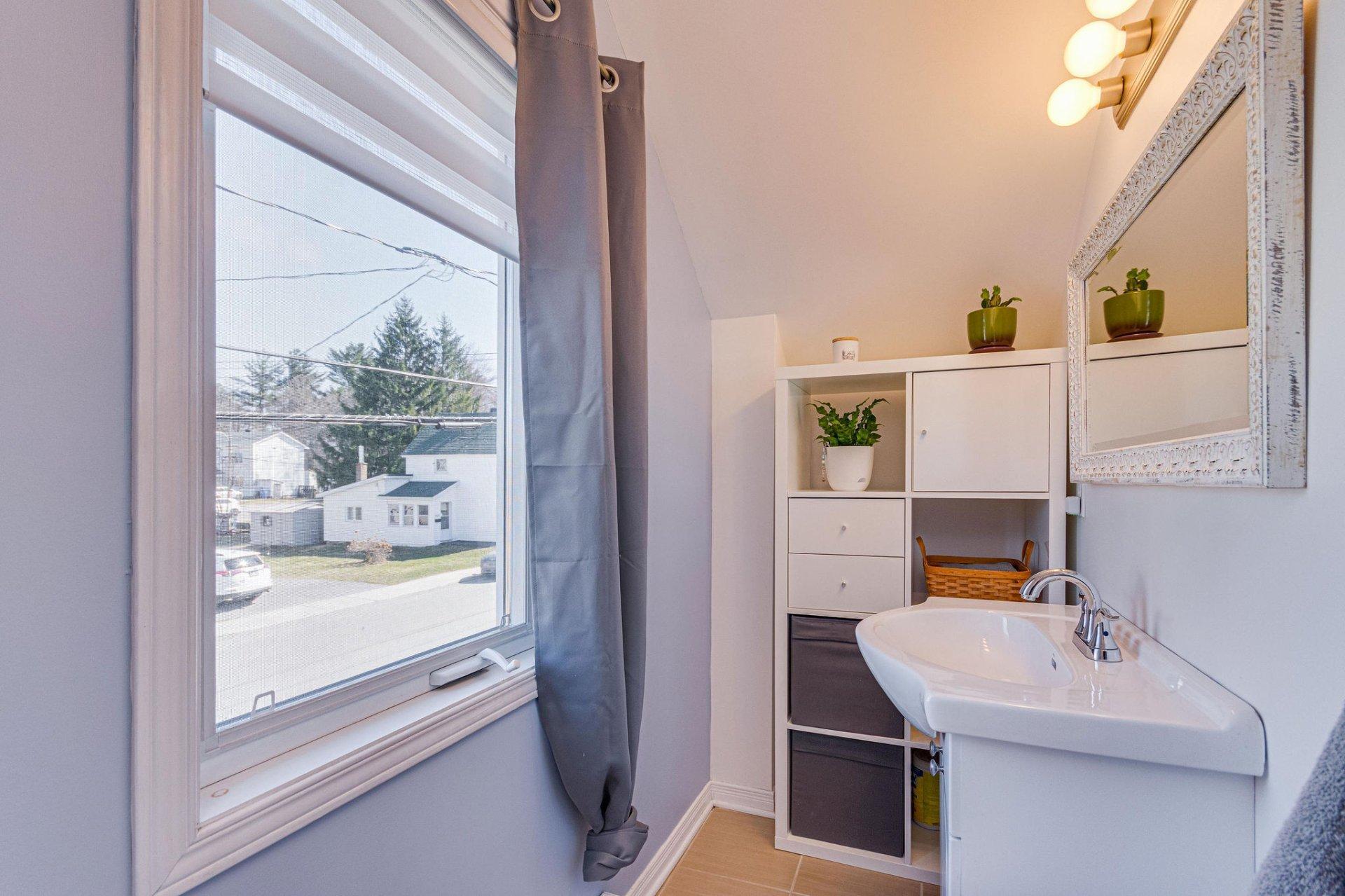 









198


Rue Church

,
Gatineau (Buckingham),




QC
J8L1P8

