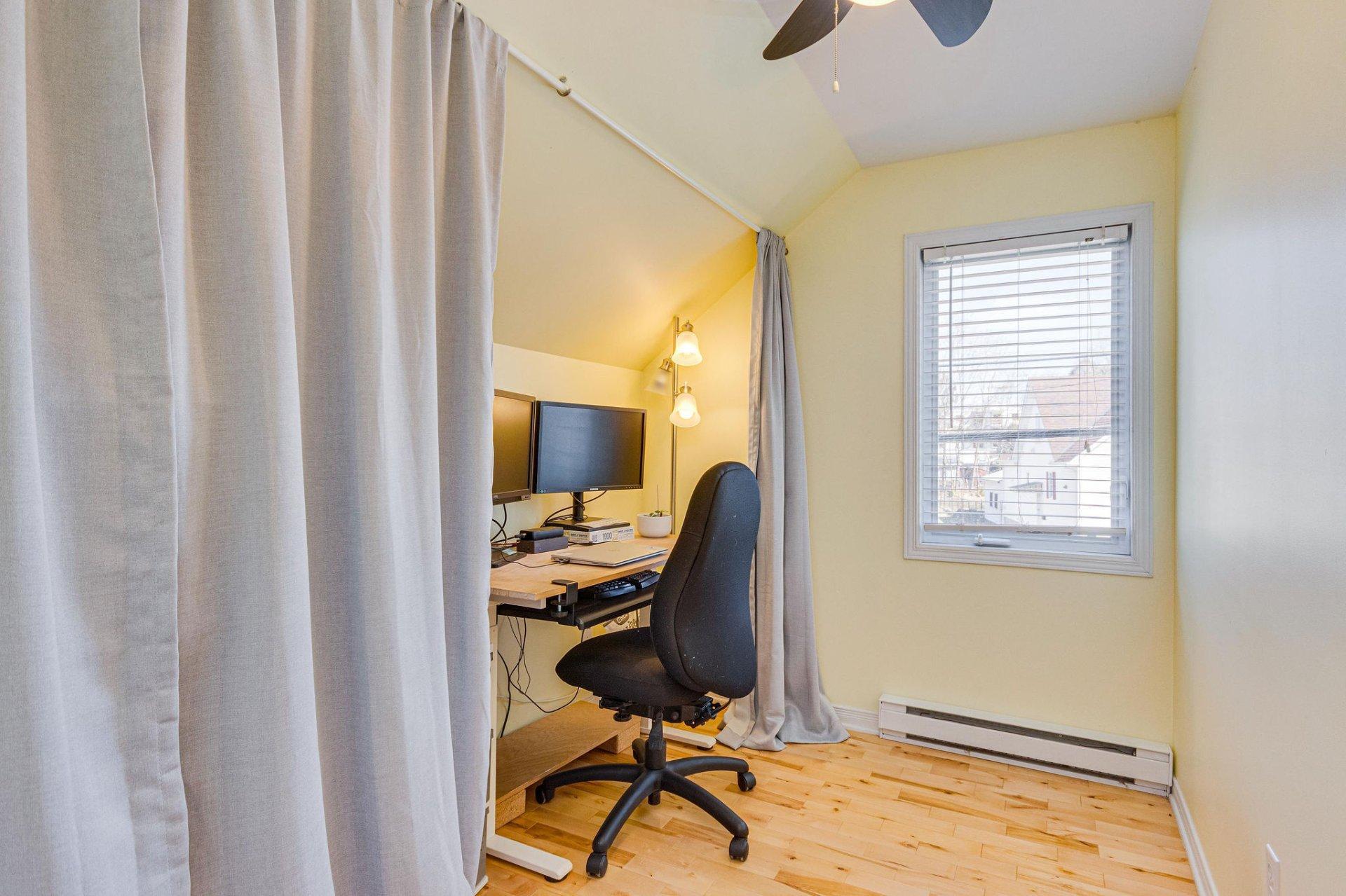 









198


Rue Church

,
Gatineau (Buckingham),




QC
J8L1P8

