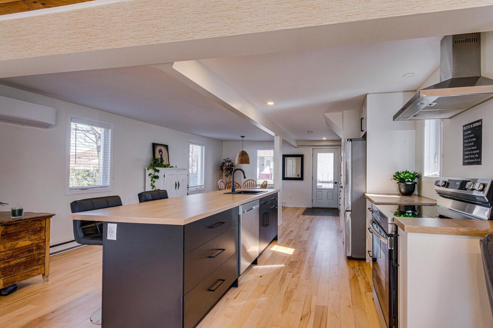 









198


Rue Church

,
Gatineau (Buckingham),




QC
J8L1P8

