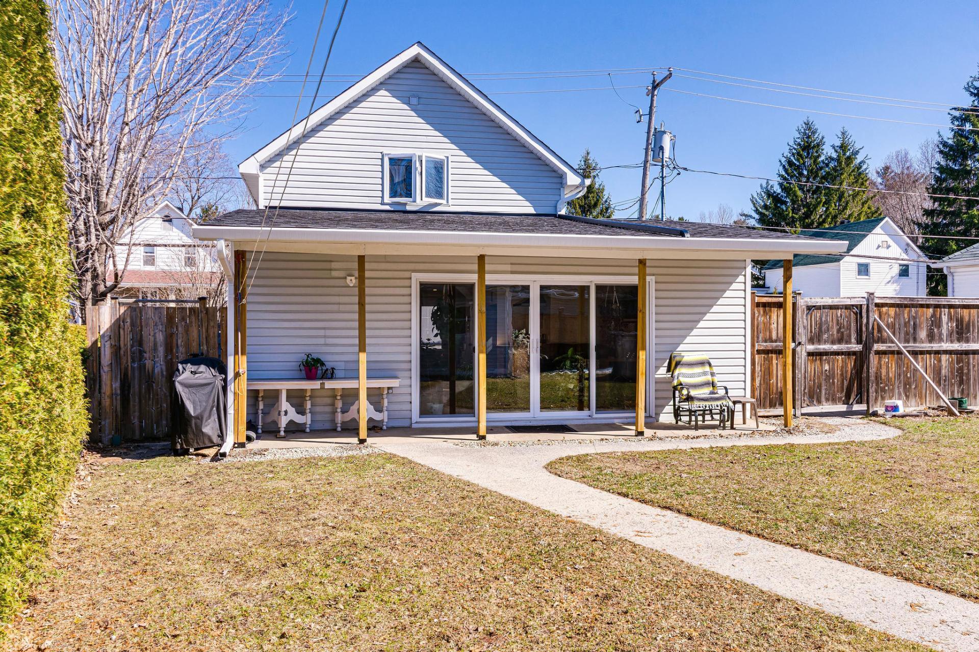 









198


Rue Church

,
Gatineau (Buckingham),




QC
J8L1P8

