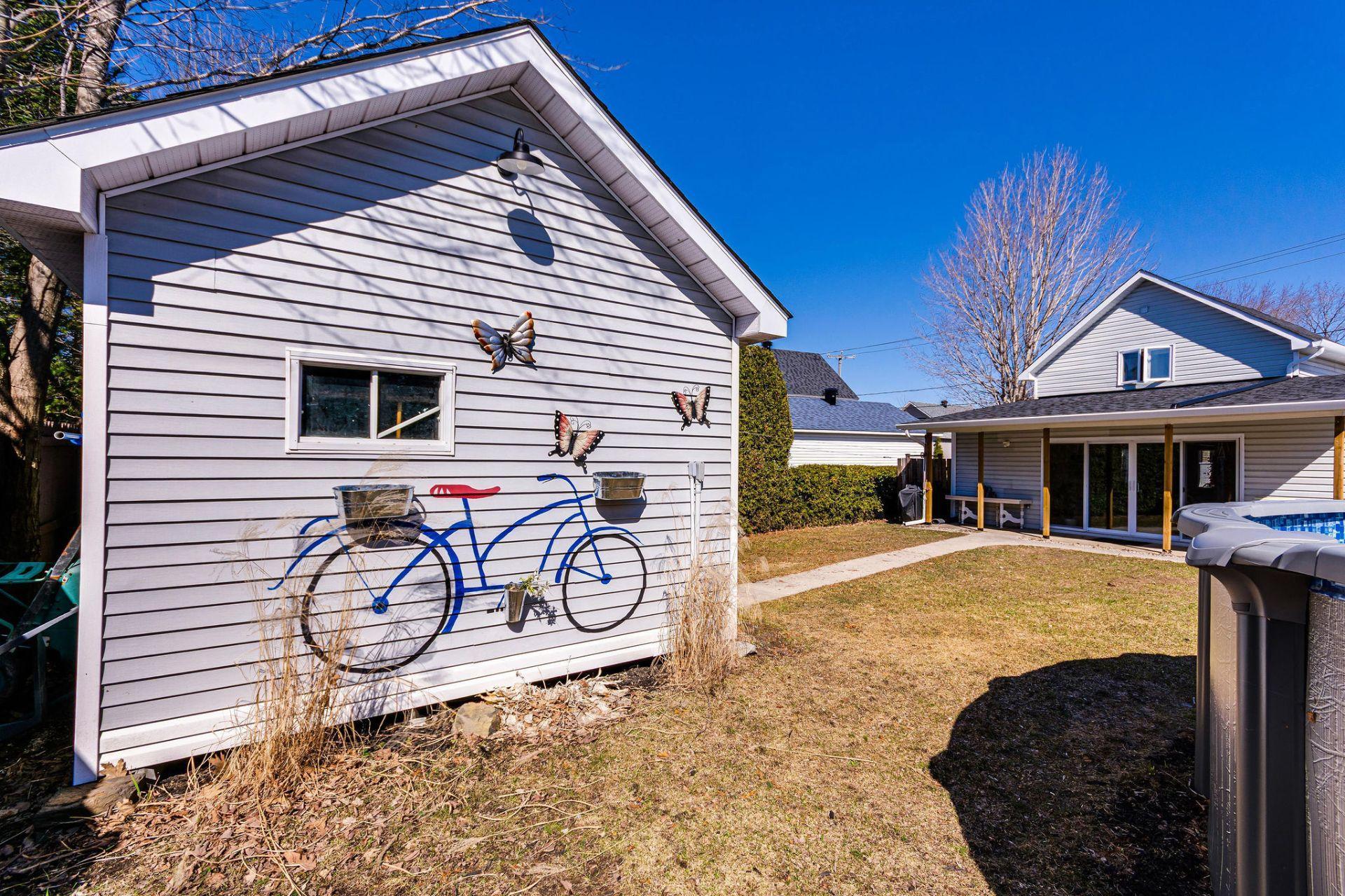 









198


Rue Church

,
Gatineau (Buckingham),




QC
J8L1P8

