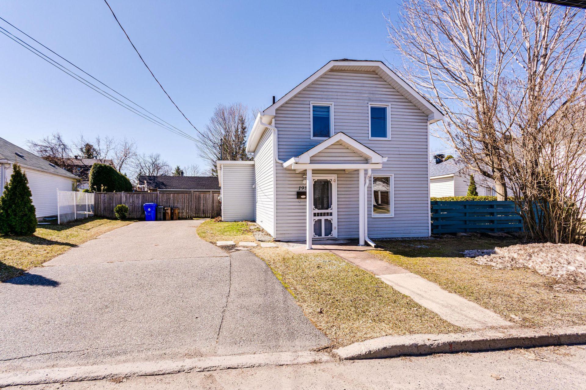 









198


Rue Church

,
Gatineau (Buckingham),




QC
J8L1P8

