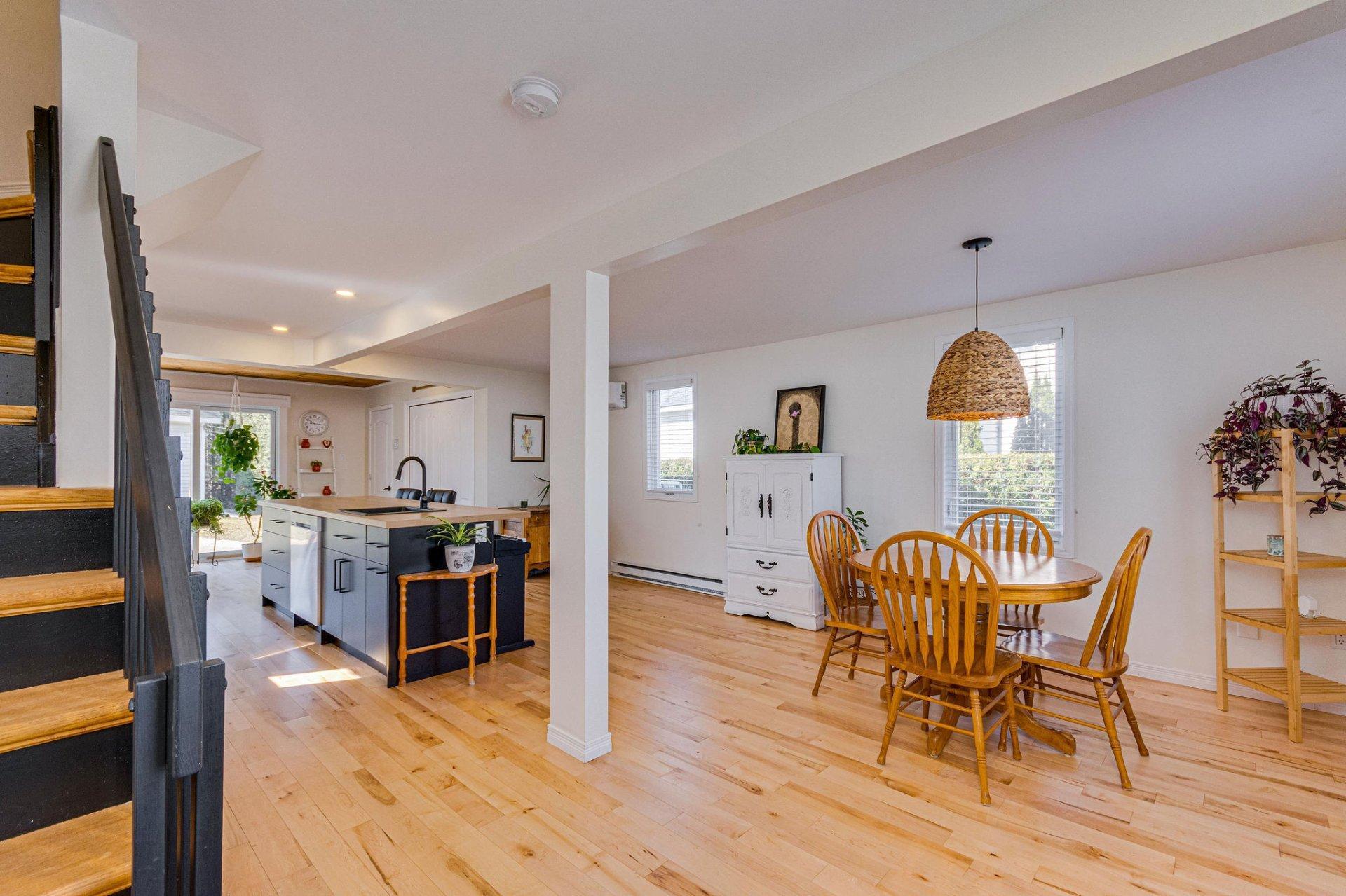 









198


Rue Church

,
Gatineau (Buckingham),




QC
J8L1P8

