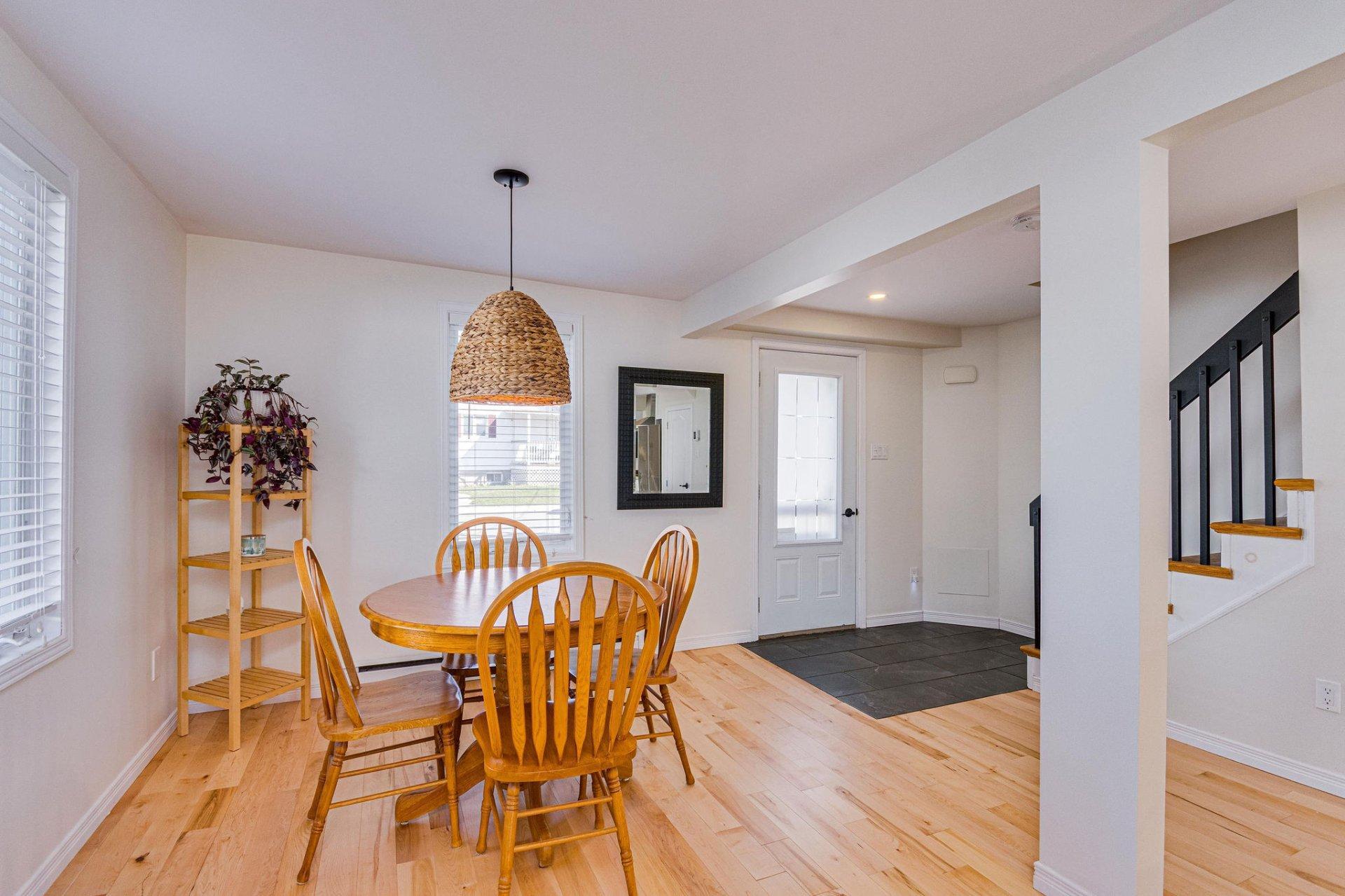 









198


Rue Church

,
Gatineau (Buckingham),




QC
J8L1P8

