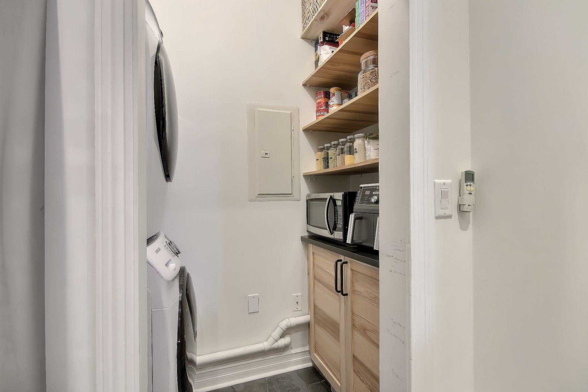 









167


Rue Beaubien E.

, 2,
Montréal (Rosemont/La Petite-Patrie),




QC
H2S1R3

