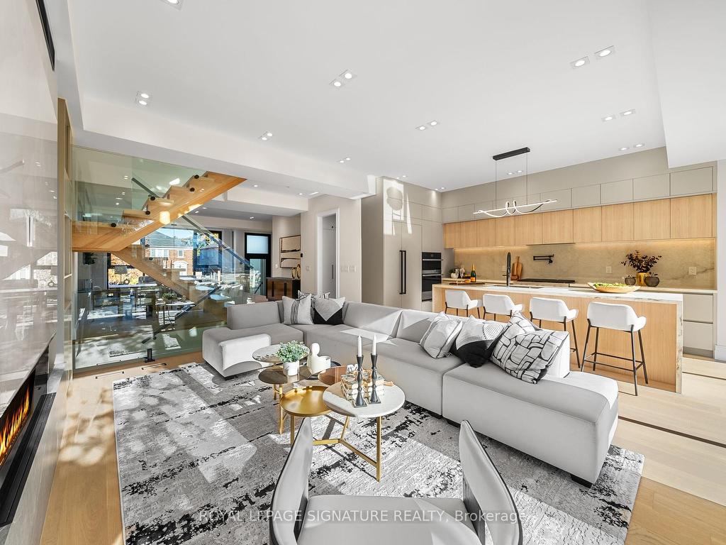 









551


Broadway

Avenue,
Toronto,




ON
M4G 2S2

