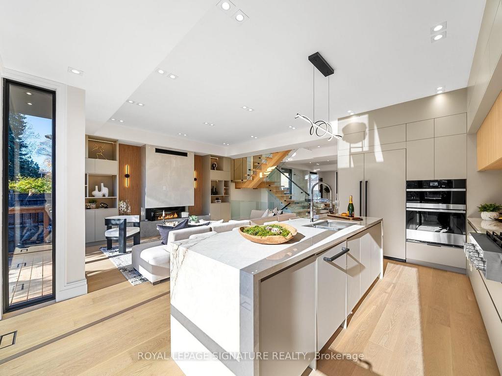 









551


Broadway

Avenue,
Toronto,




ON
M4G 2S2

