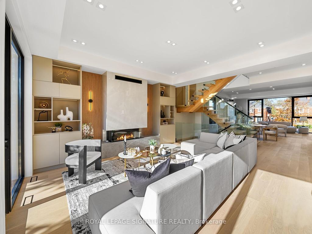 









551


Broadway

Avenue,
Toronto,




ON
M4G 2S2

