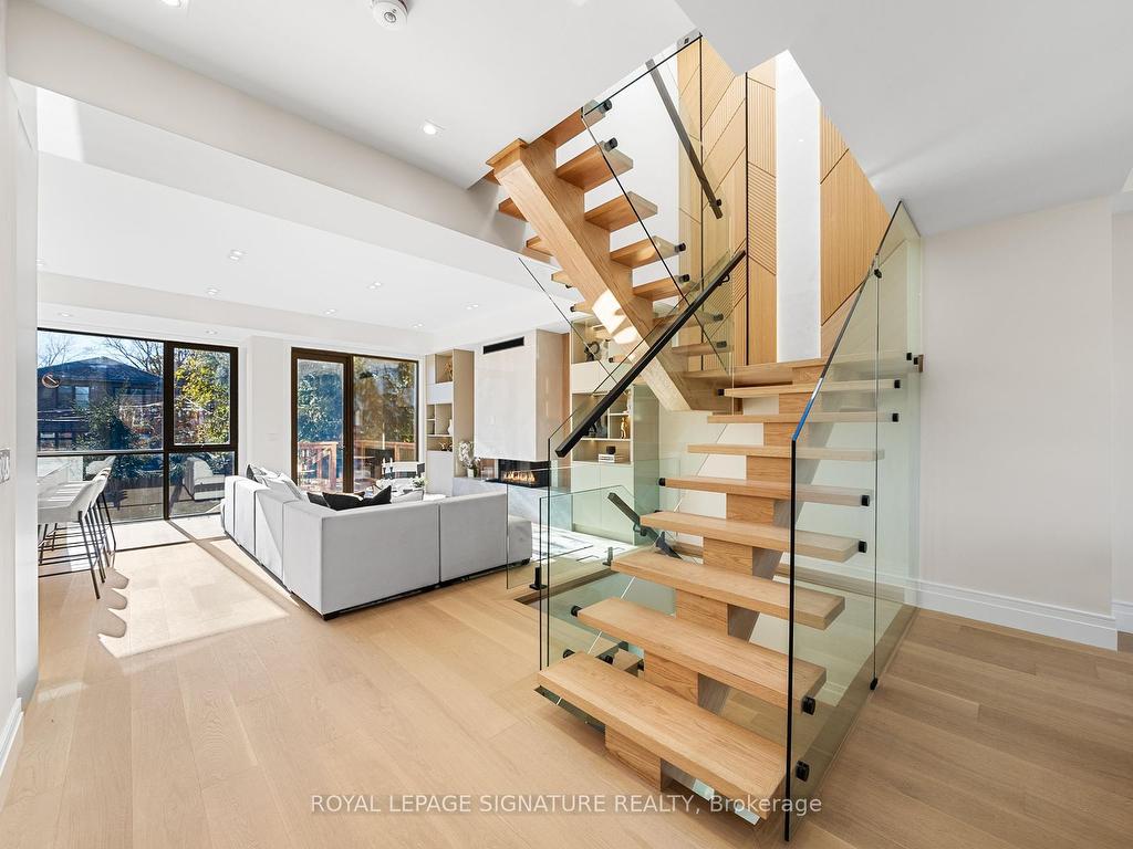 









551


Broadway

Avenue,
Toronto,




ON
M4G 2S2

