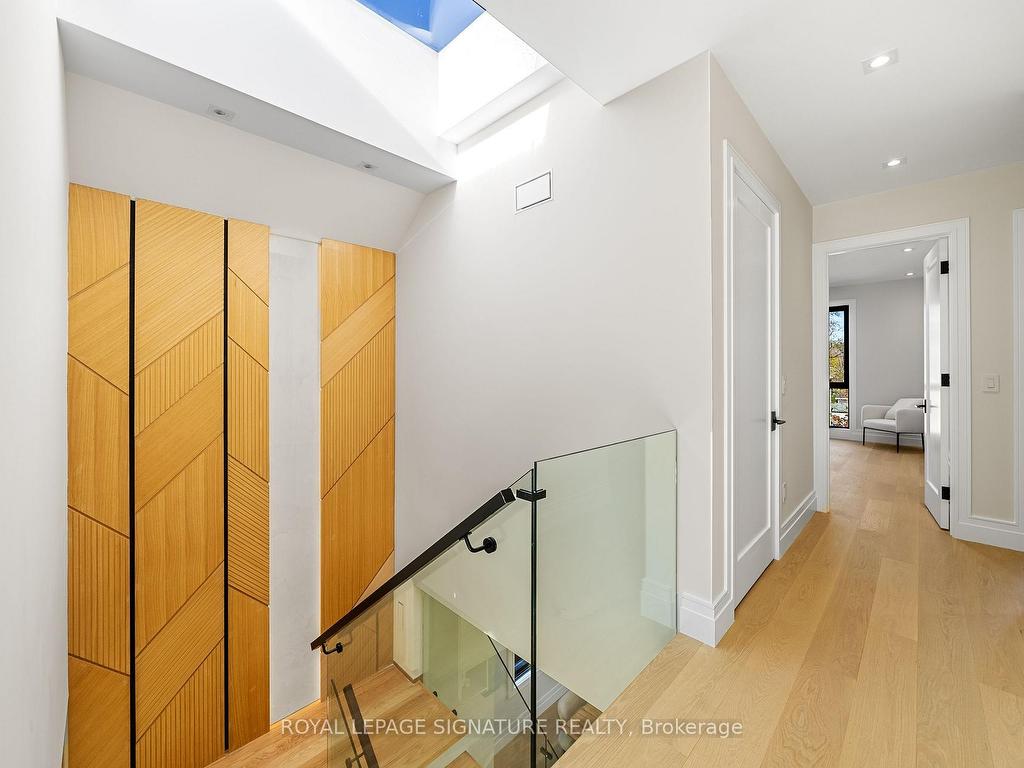 









551


Broadway

Avenue,
Toronto,




ON
M4G 2S2

