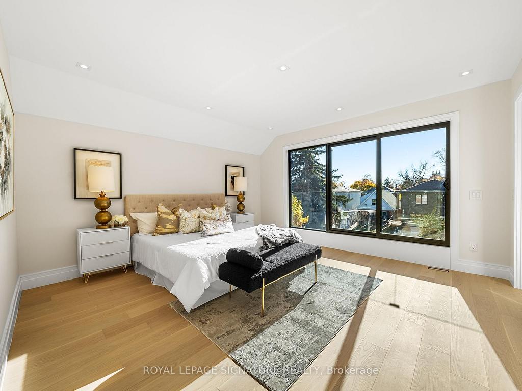 









551


Broadway

Avenue,
Toronto,




ON
M4G 2S2

