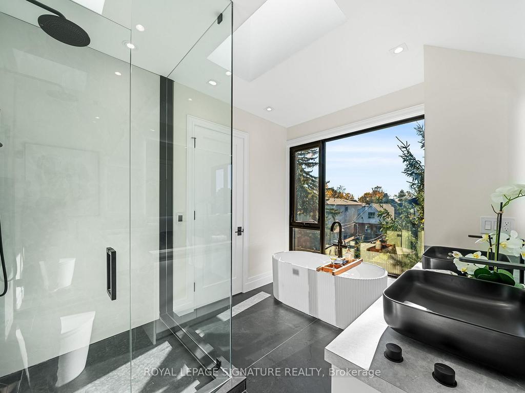 









551


Broadway

Avenue,
Toronto,




ON
M4G 2S2

