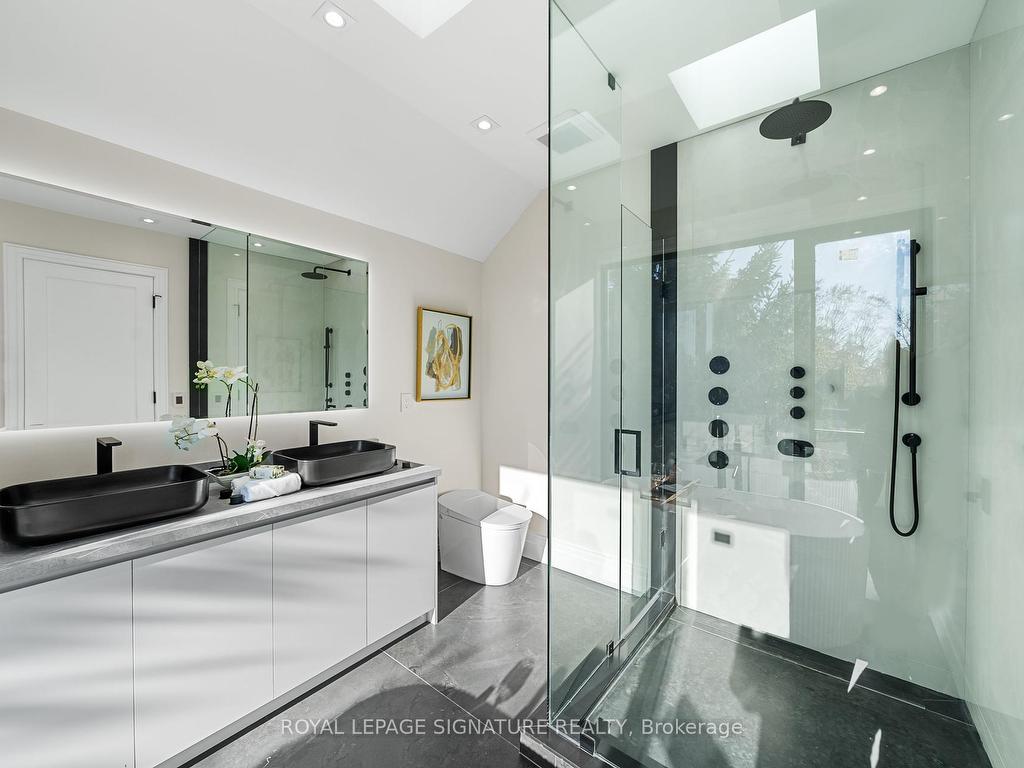 









551


Broadway

Avenue,
Toronto,




ON
M4G 2S2

