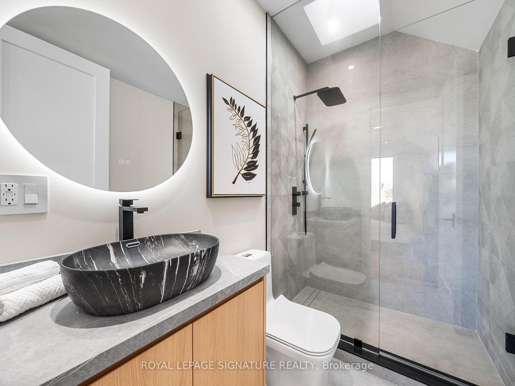 









551


Broadway

Avenue,
Toronto,




ON
M4G 2S2

