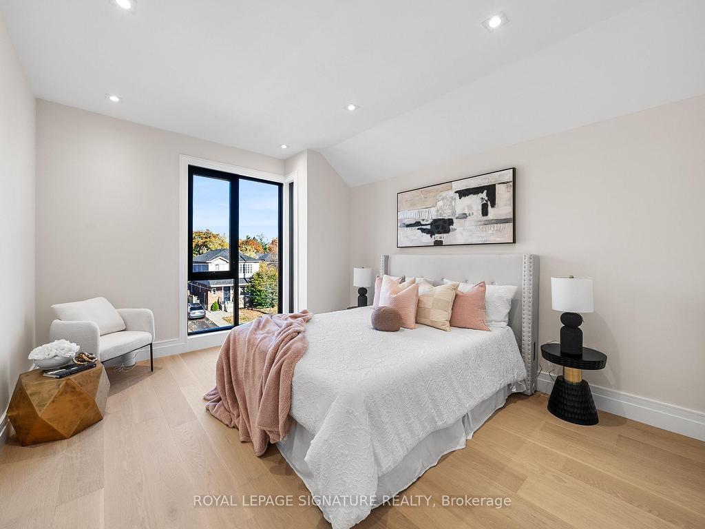 









551


Broadway

Avenue,
Toronto,




ON
M4G 2S2

