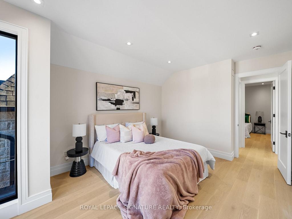 









551


Broadway

Avenue,
Toronto,




ON
M4G 2S2

