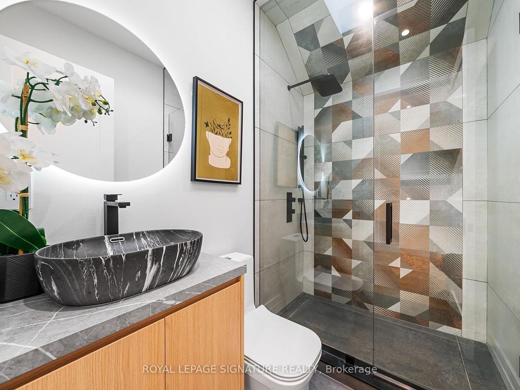 









551


Broadway

Avenue,
Toronto,




ON
M4G 2S2

