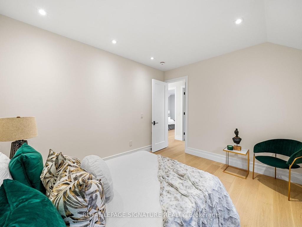 









551


Broadway

Avenue,
Toronto,




ON
M4G 2S2


