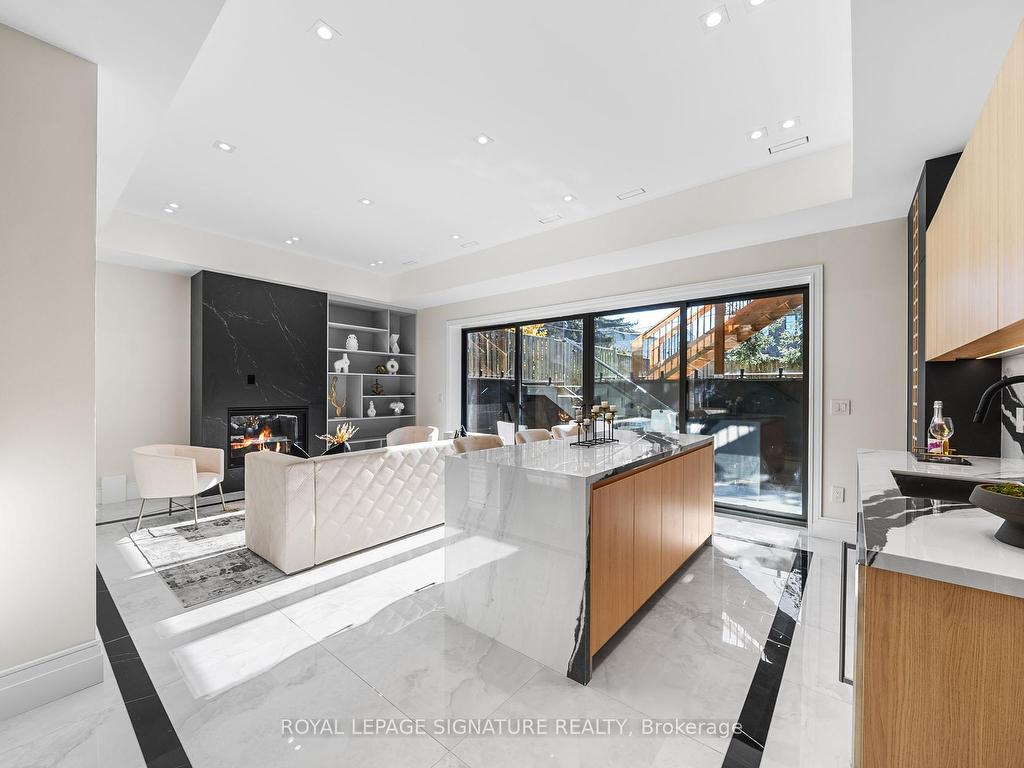 









551


Broadway

Avenue,
Toronto,




ON
M4G 2S2

