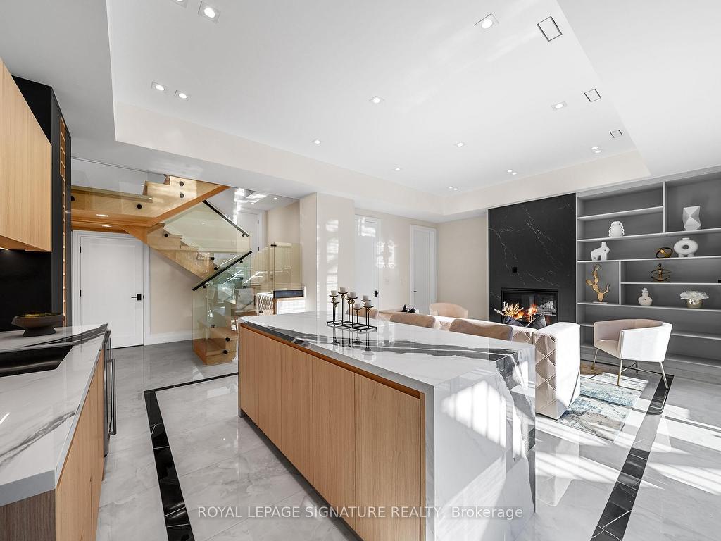 









551


Broadway

Avenue,
Toronto,




ON
M4G 2S2

