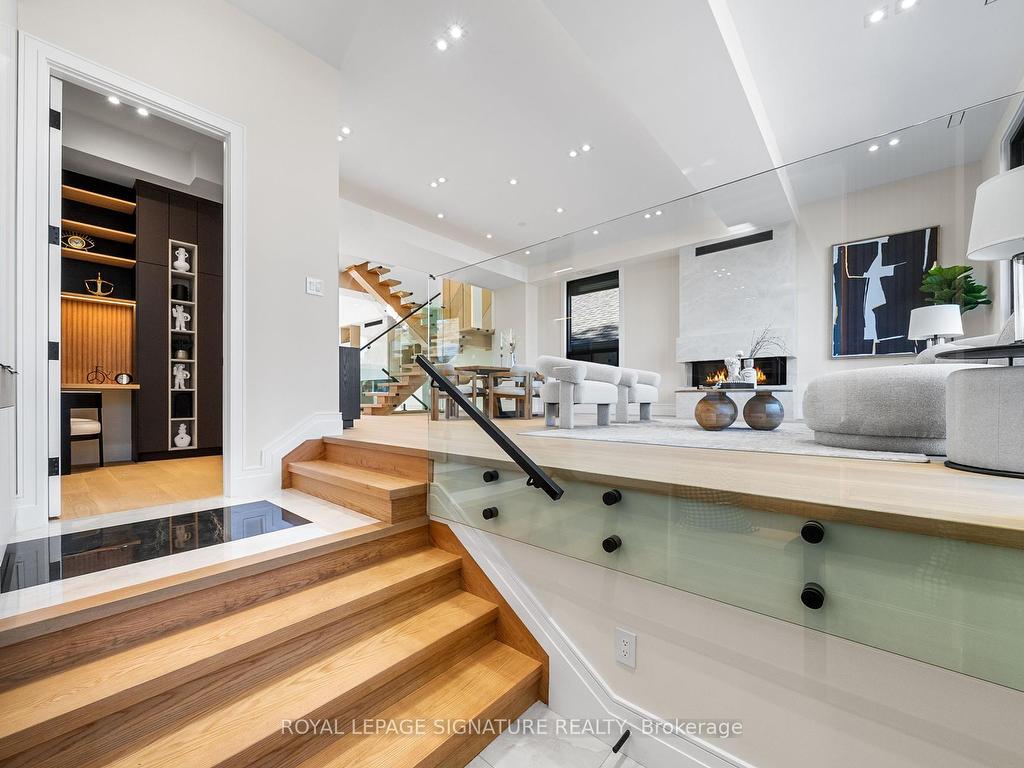 









551


Broadway

Avenue,
Toronto,




ON
M4G 2S2

