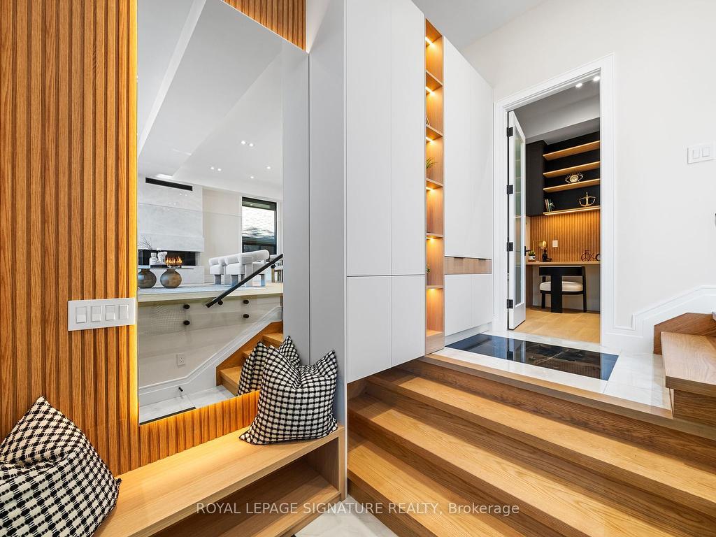 









551


Broadway

Avenue,
Toronto,




ON
M4G 2S2


