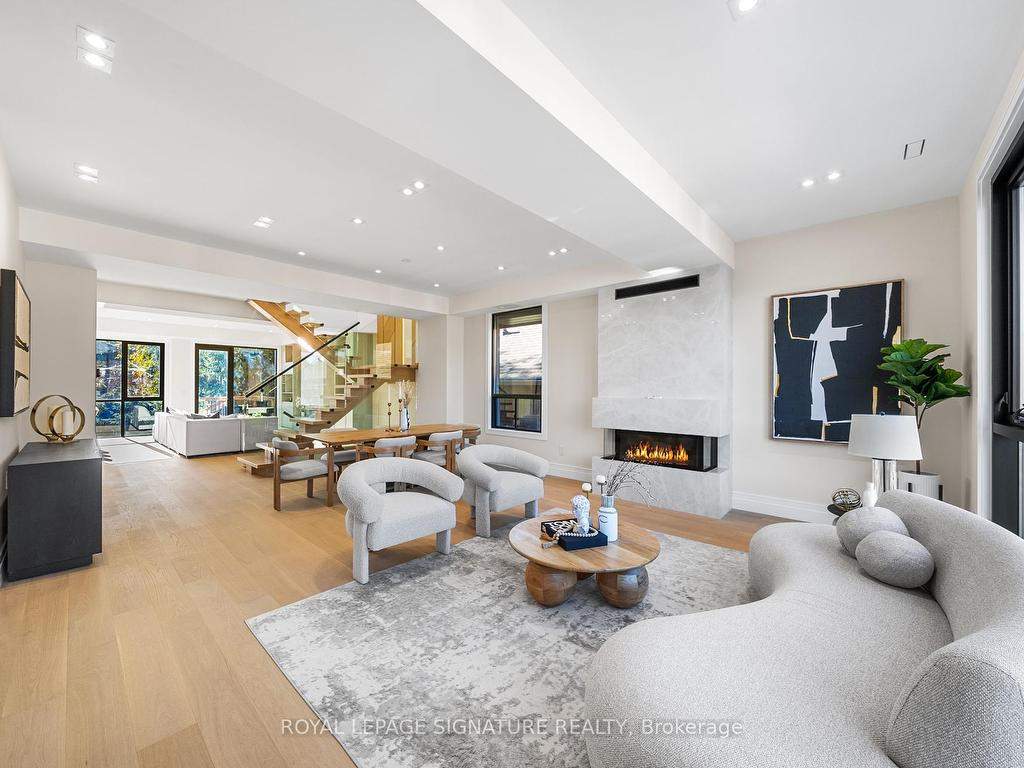 









551


Broadway

Avenue,
Toronto,




ON
M4G 2S2

