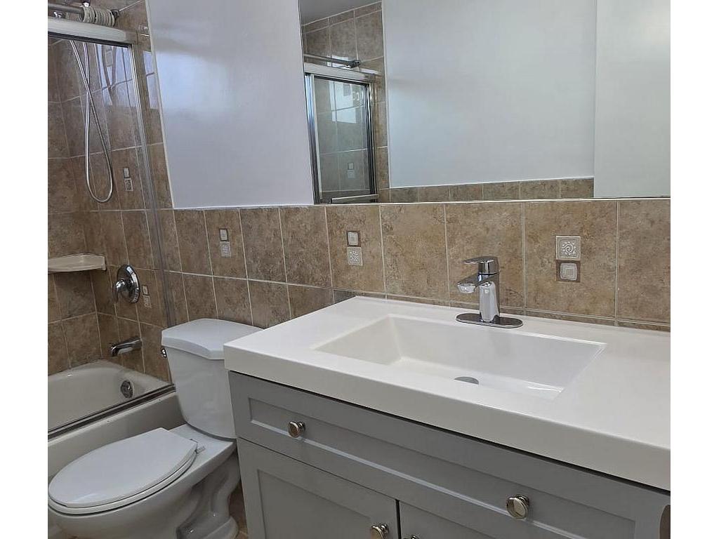 









1349


Davenport

Road, Main Floor,
Toronto,




ON
M6H 2H5

