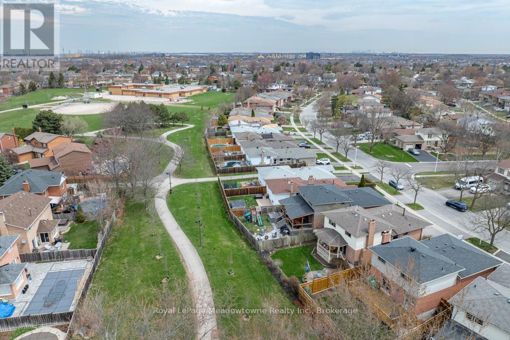 












802 COULSON AVENUE

,
Milton (TM Timberlea),




Ontario
L9T4K4

