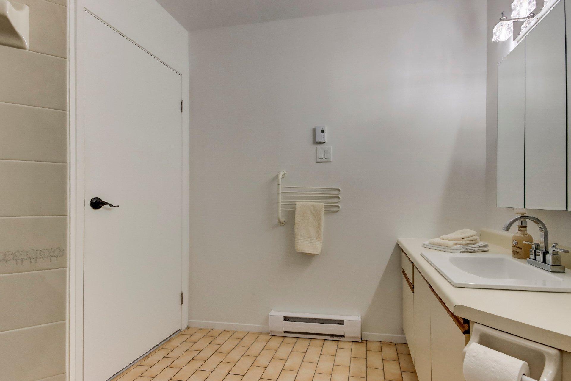









676


Mtée Montrougeau

, 303,
Laval (Fabreville),




QC
H7P5L1


