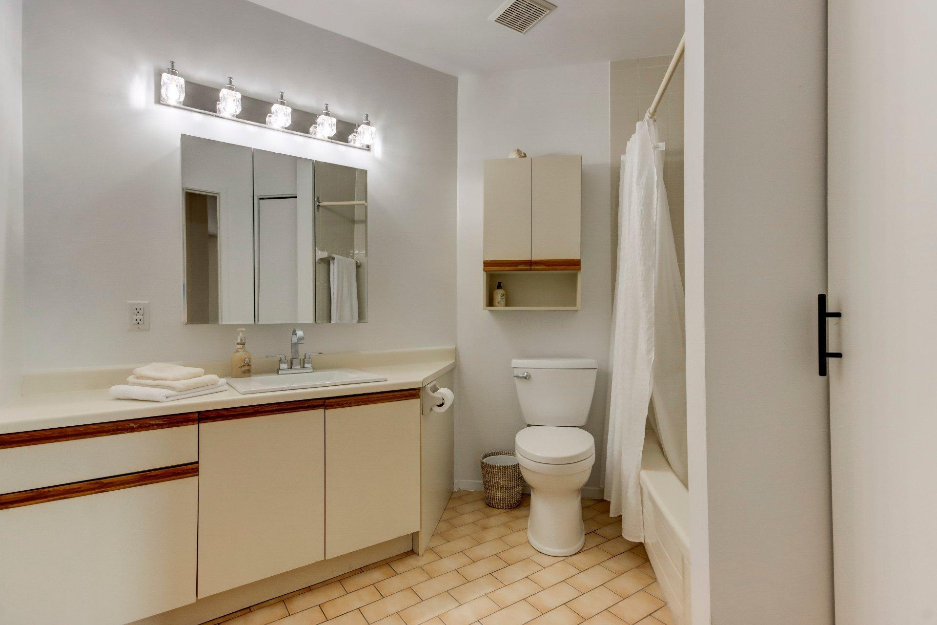 









676


Mtée Montrougeau

, 303,
Laval (Fabreville),




QC
H7P5L1

