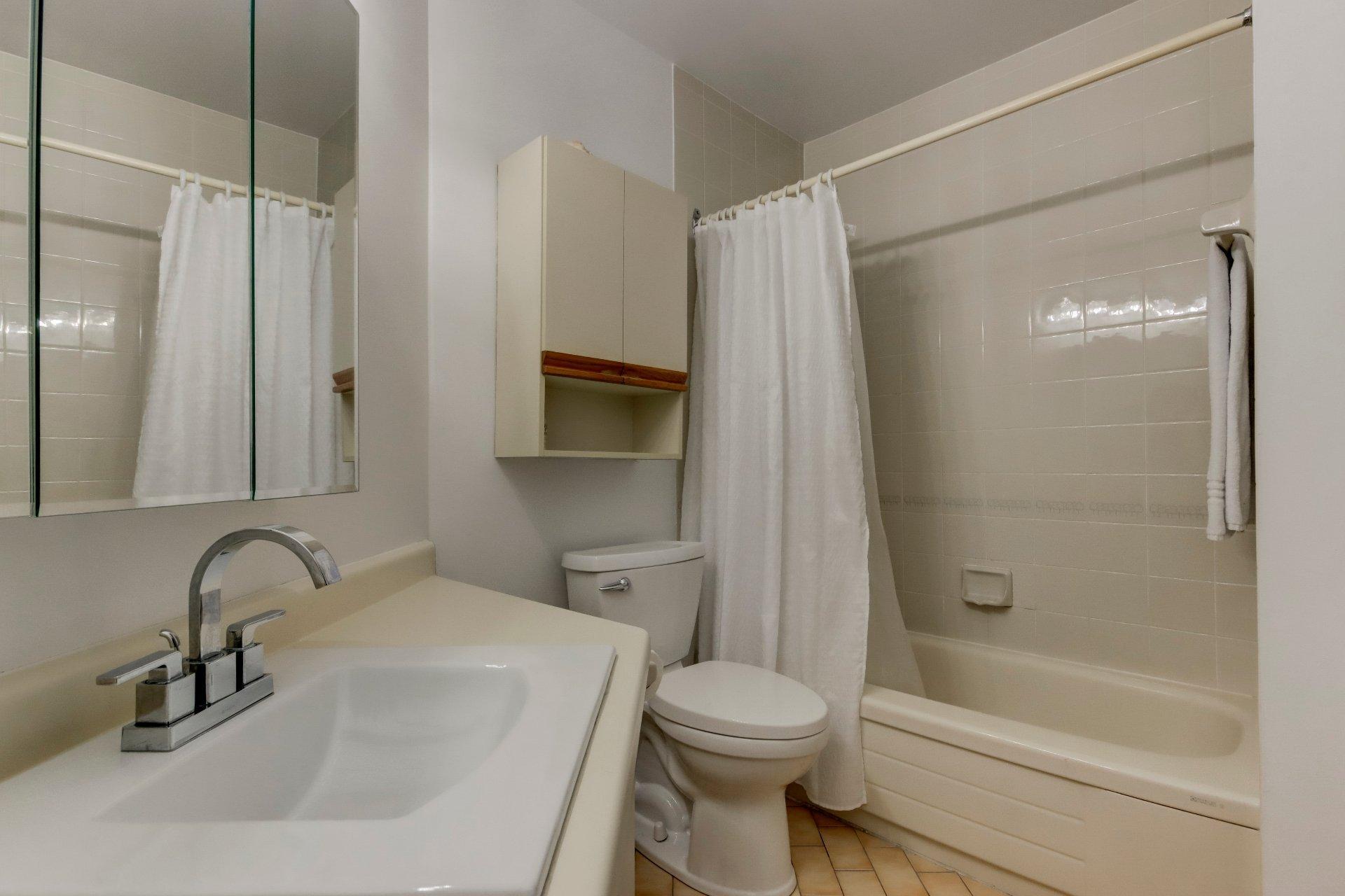 









676


Mtée Montrougeau

, 303,
Laval (Fabreville),




QC
H7P5L1

